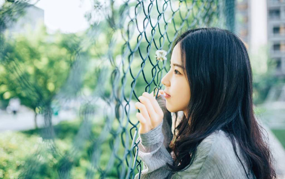 众人正在寒暄，邓贤带着人匆匆赶来，向庞统和魏延抱了抱拳道：“士元先生，大事不好，刘璝将军带着人杀向刺史府，要杀刘璋，您快去看看吧。”